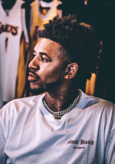 而是围绕 而是围绕